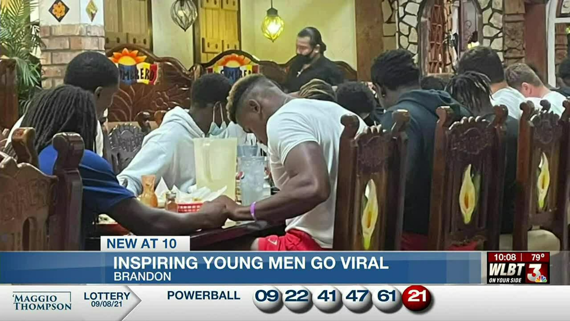 This made my heart smile': Thousands share photo of Brandon athletes praying at restaurant